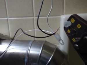 ガス給湯器取替工事　浴室リモコン施工中
