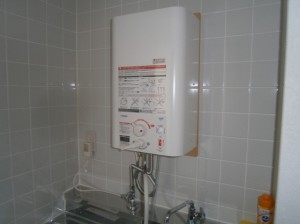 名古屋市中川区　Ｍ様邸　小型電気温水器取付工事（電気温水器）