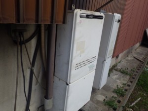 名古屋市中川区 給湯器の施工前は壁掛け+据置台でした。